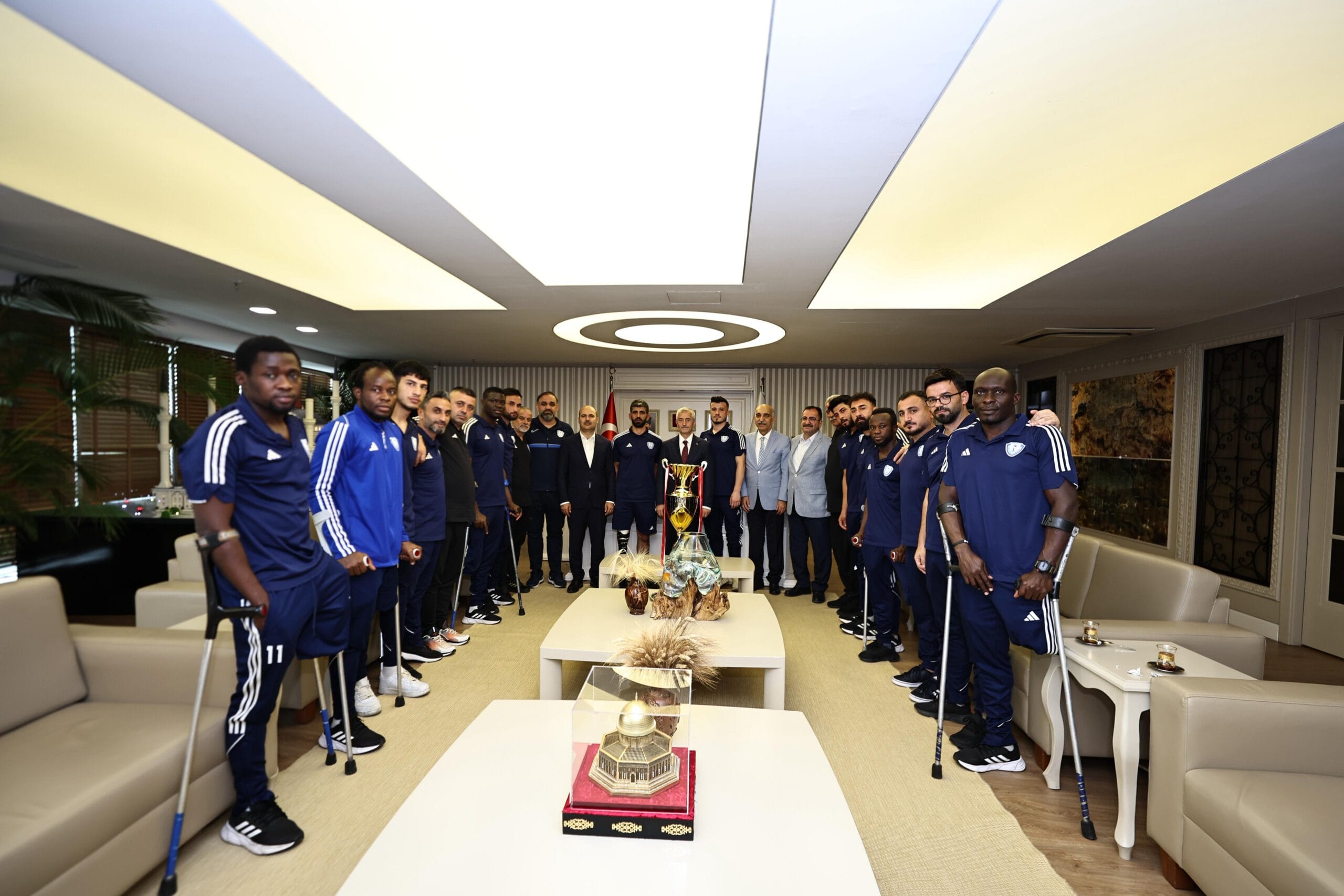 ŞAMPİYON KUPAYI BAŞKAN TAHMAZOĞLU’NA GETİRDİ