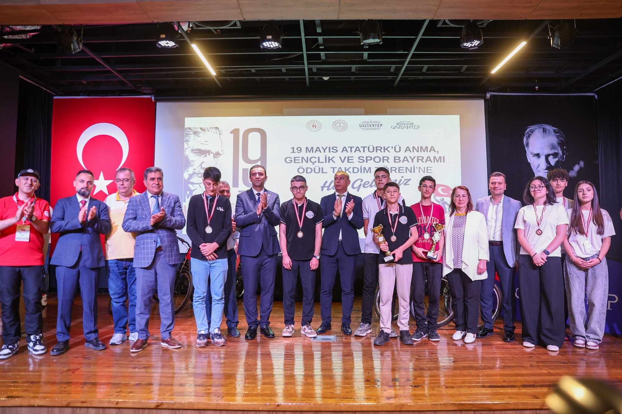 GAZİANTEP’TE 19 MAYIS ETKİNLİKLERİNDE TER DÖKEN BAŞARILI YARIŞMACILAR ÖDÜLLENDİRİLDİ