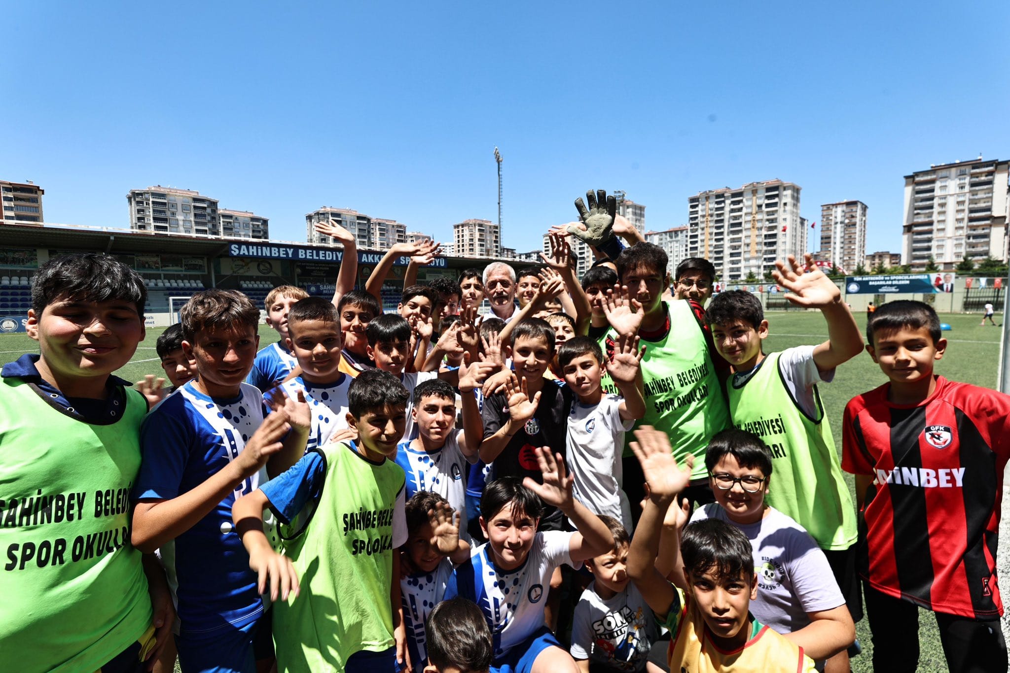 ŞAHİNBEY BELEDİYESİ ÖĞRENCİLERİ YALNIZ BIRAKMADI