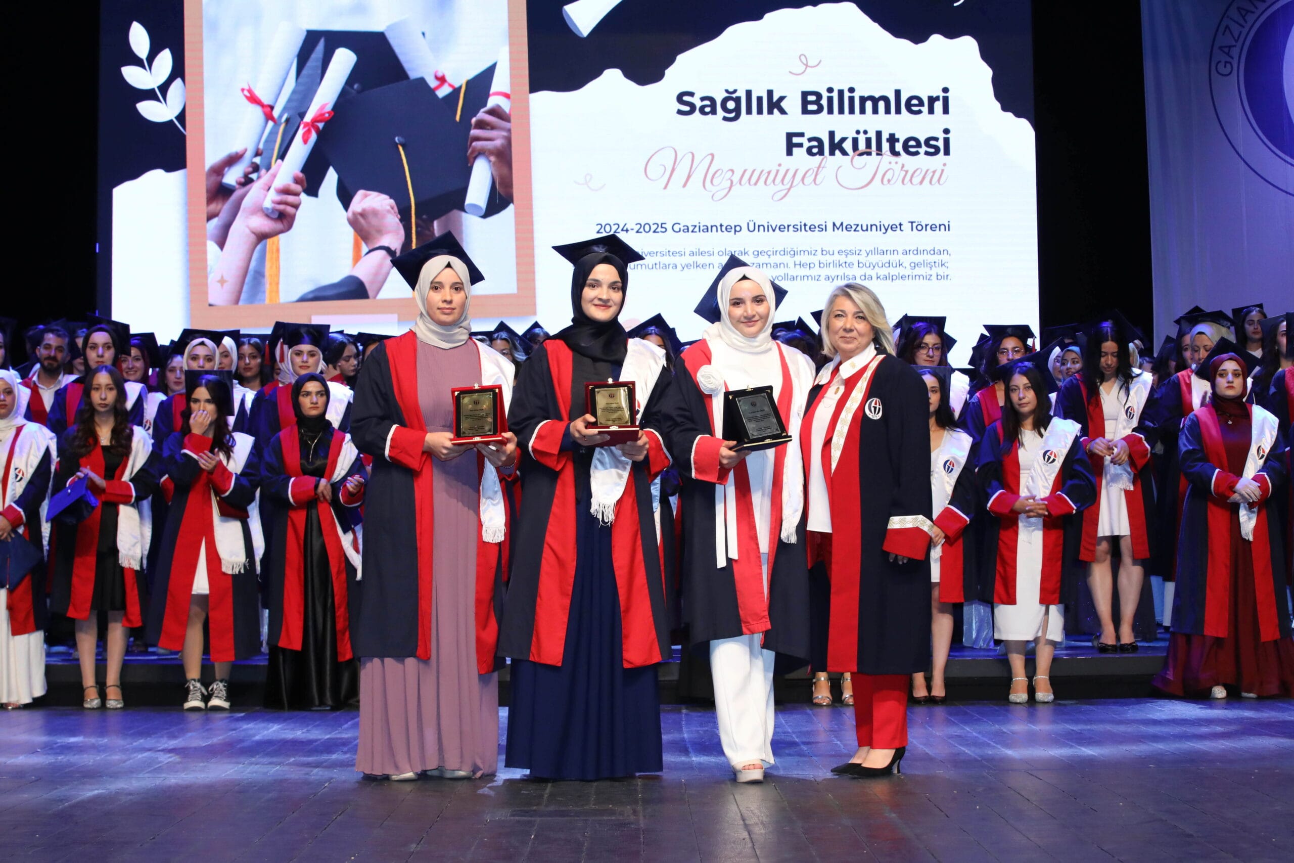 GAÜN SAĞLIK BİLİMLERİ FAKÜLTESİ MEZUNİYET COŞKUSUNU YAŞADI