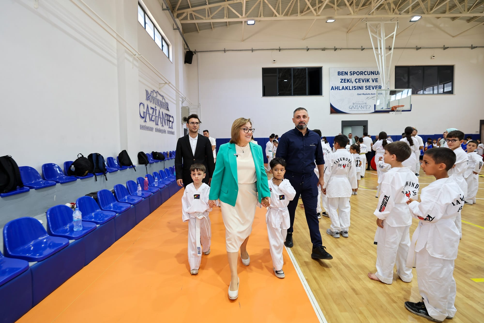 BAŞKAN ŞAHİN YAZ OKULLARI’NDAN YARARLANAN ÇOCUKLARLA BİR ARAYA GELDİ 