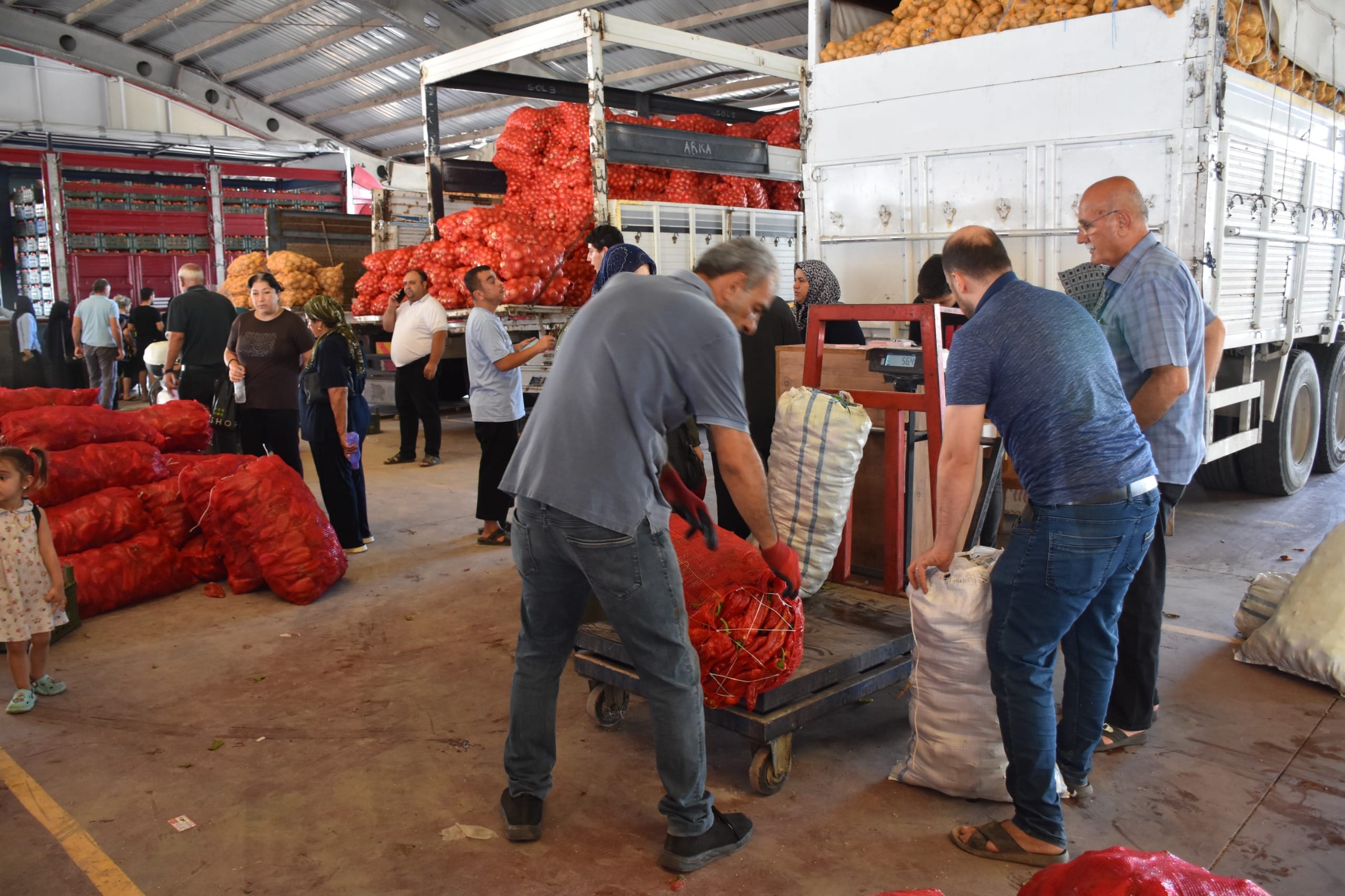 ŞAHİNBEY BELEDİYESİ’NİN ÜRETİCİDEN TÜKETİCİYE TARLA FİYATINA PROJESİNE VATANDAŞLARDAN TAM NOT