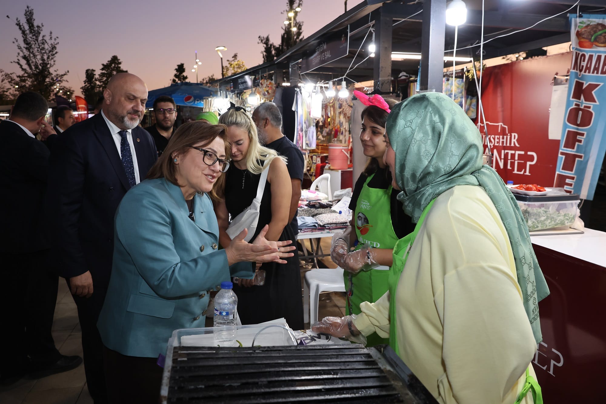 BAŞKAN ŞAHİN, FESTİVAL PARK’TA VATANDAŞLARLA BULUŞTU