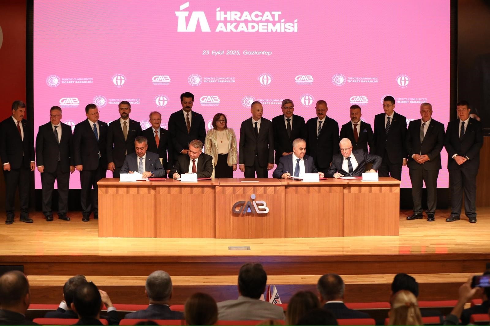 İHRACATIN FİNANSMANI BULUŞMALARININ YEDİNCİSİ GAZİANTEP’TE GERÇEKLEŞTİ