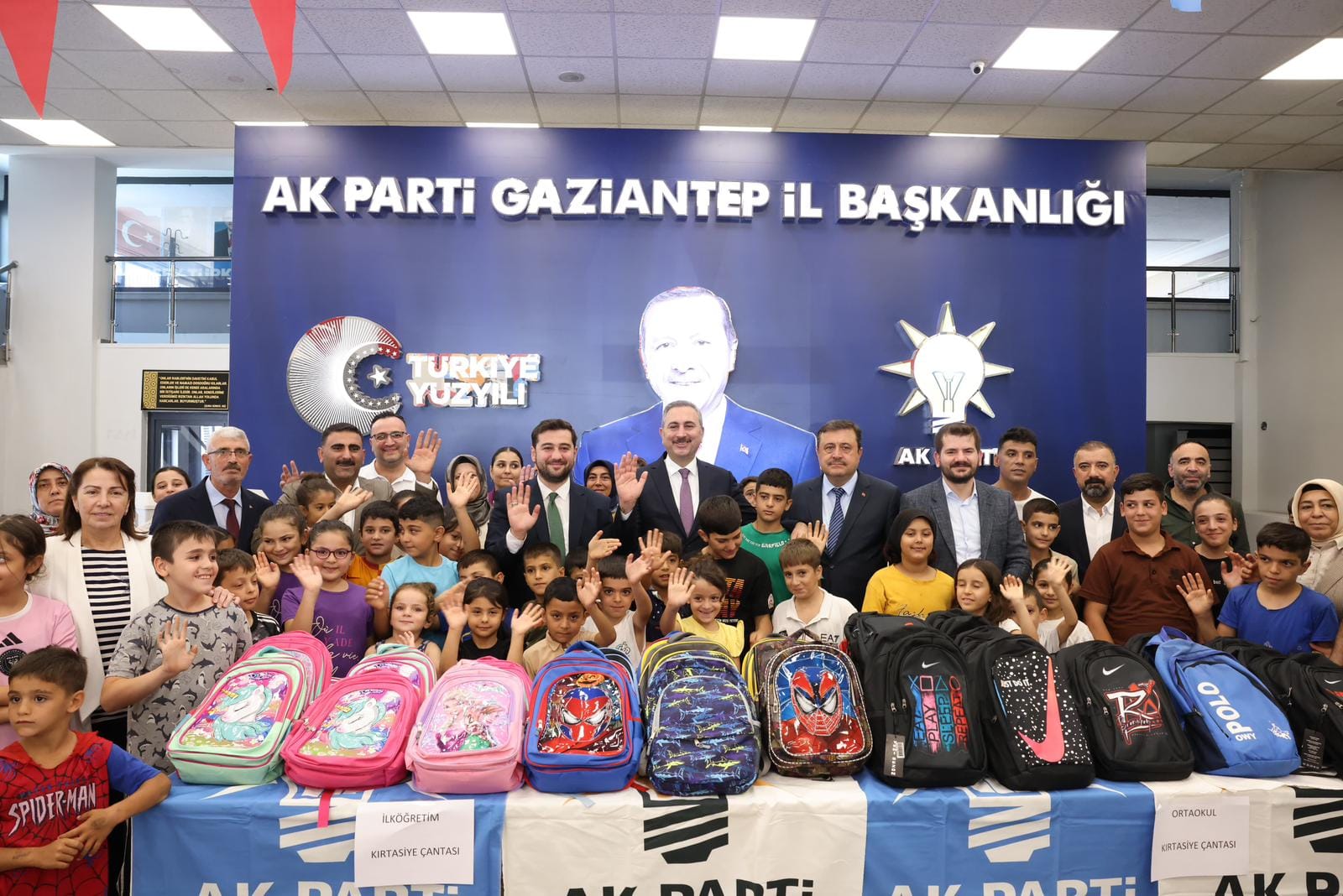 AK PARTİ GAZİANTEP İL BAŞKANLIĞINDAN İHTİYAÇ SAHİBİ ÇOCUKLARA KIRTASİYE DESTEĞİ 
