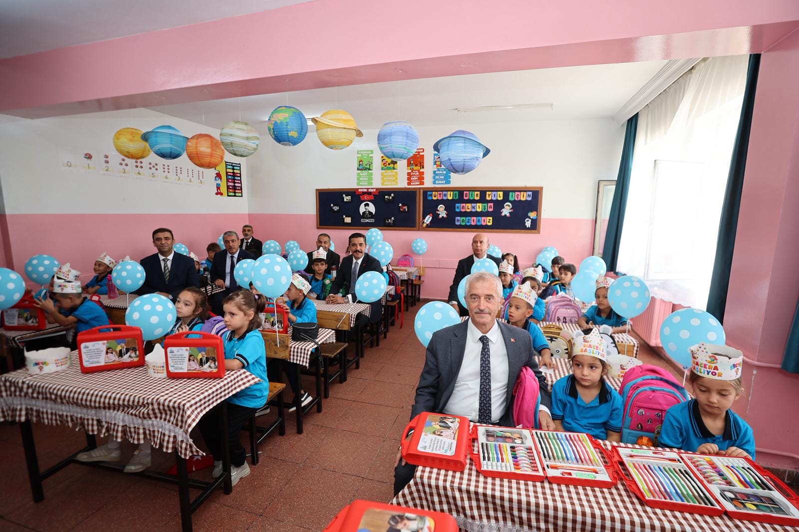 BAŞKAN TAHMAZOĞLU’NDAN ÖĞRENCİLERE 881.000 ADET BOYAMA SETİ