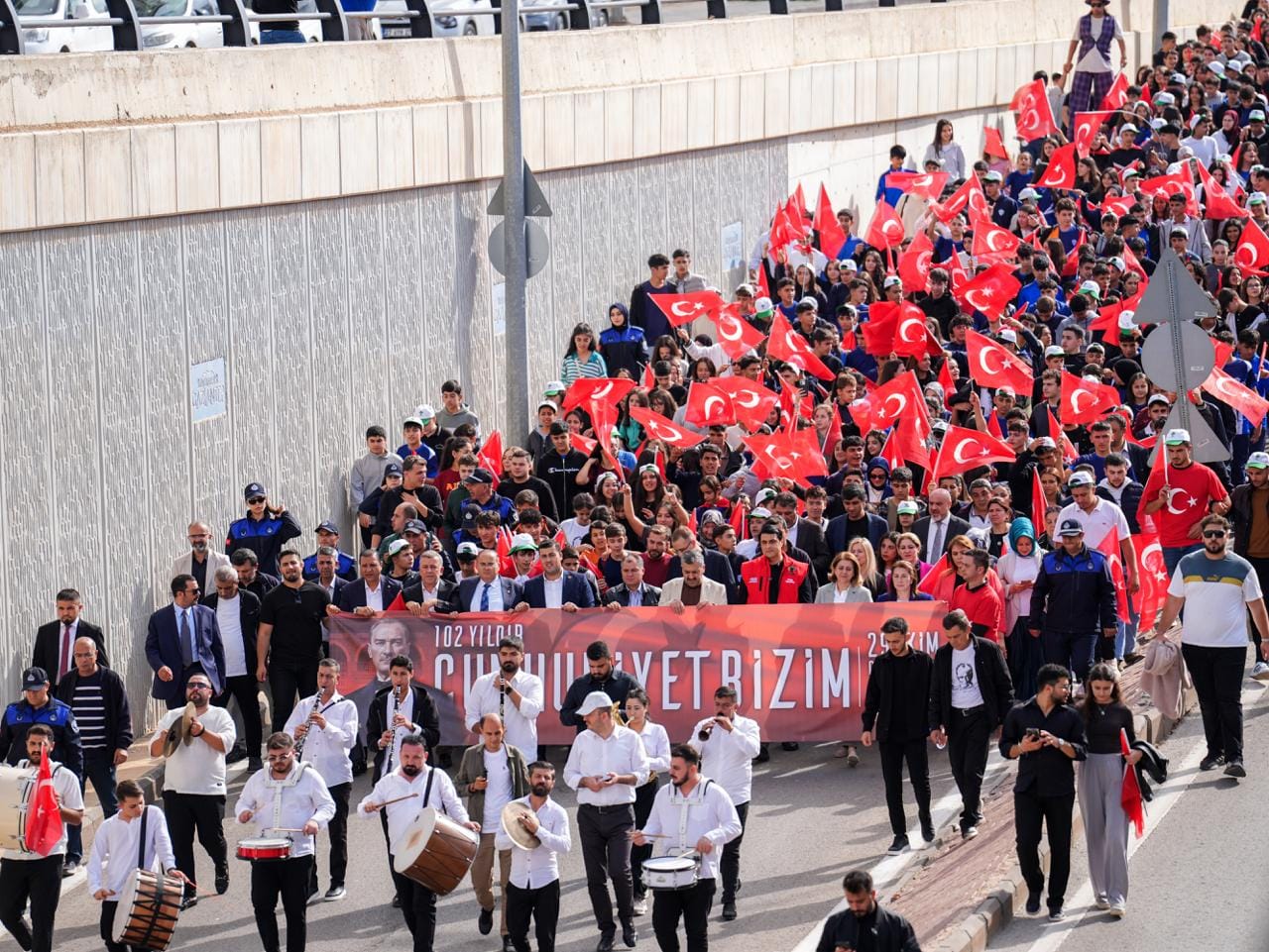 ŞEHİTKAMİL’DE GENÇLER, CUMHURİYET İÇİN YÜRÜDÜ