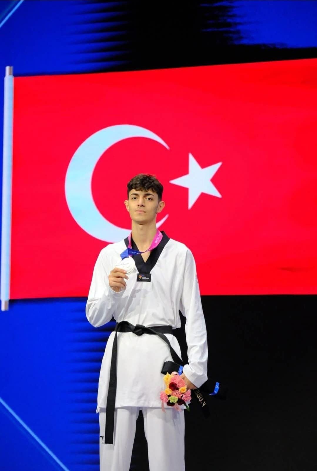 GAÜN ÖĞRENCİSİ DÜNYA TAEKWONDO ŞAMPİYONASI’NDA İKİNCİ OLDU 