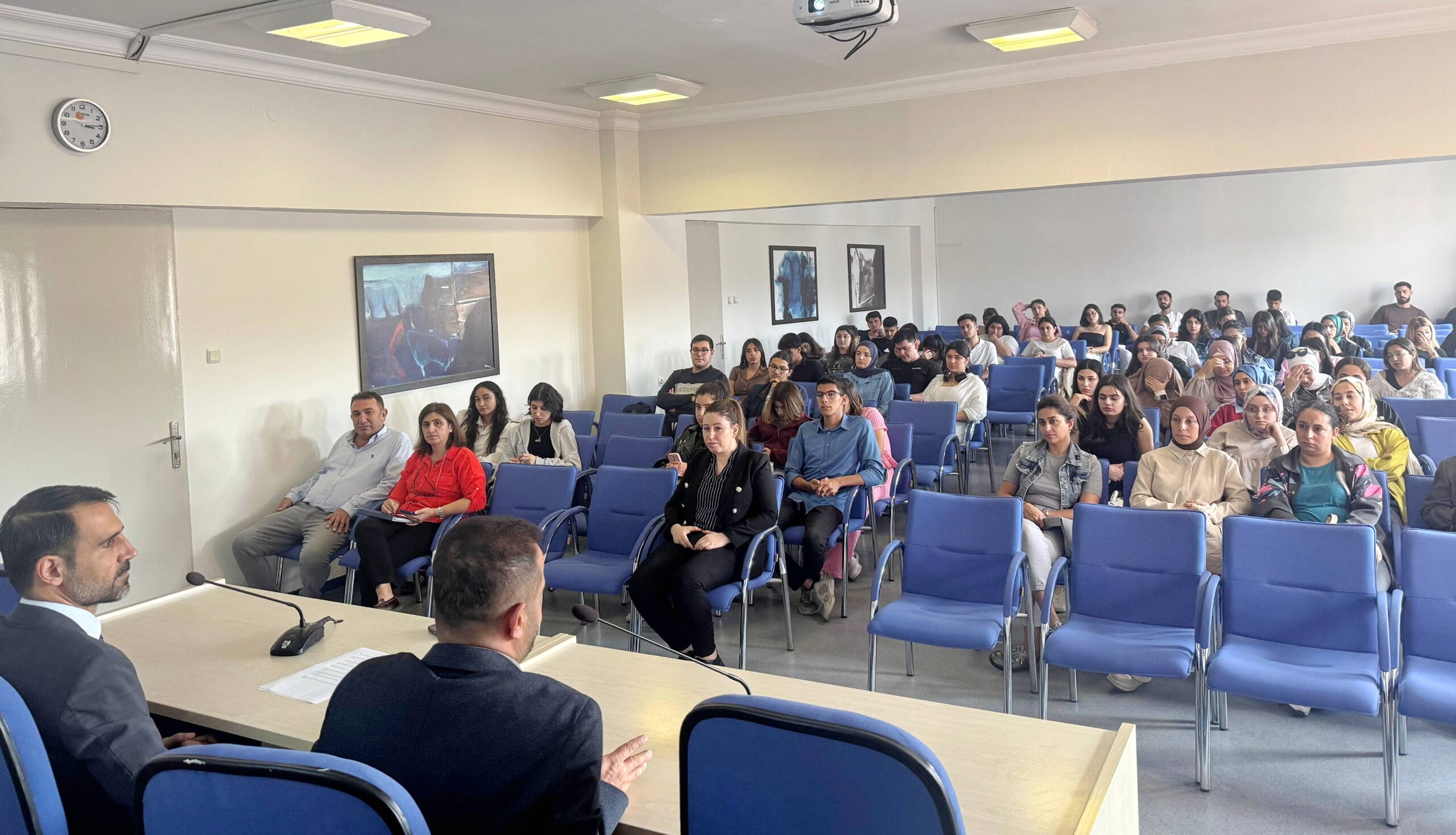 GAÜN’DE “FARK YARATANLAR SEKTÖRDE İZ BIRAKMANIN SIRLARI” KONFERANSI