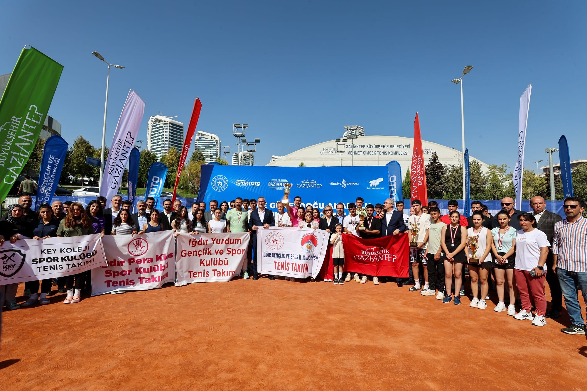 GAZİANTEP’TE TENİS ŞAMPİYONASINDA ÖDÜL TÖRENİ HEYECANI