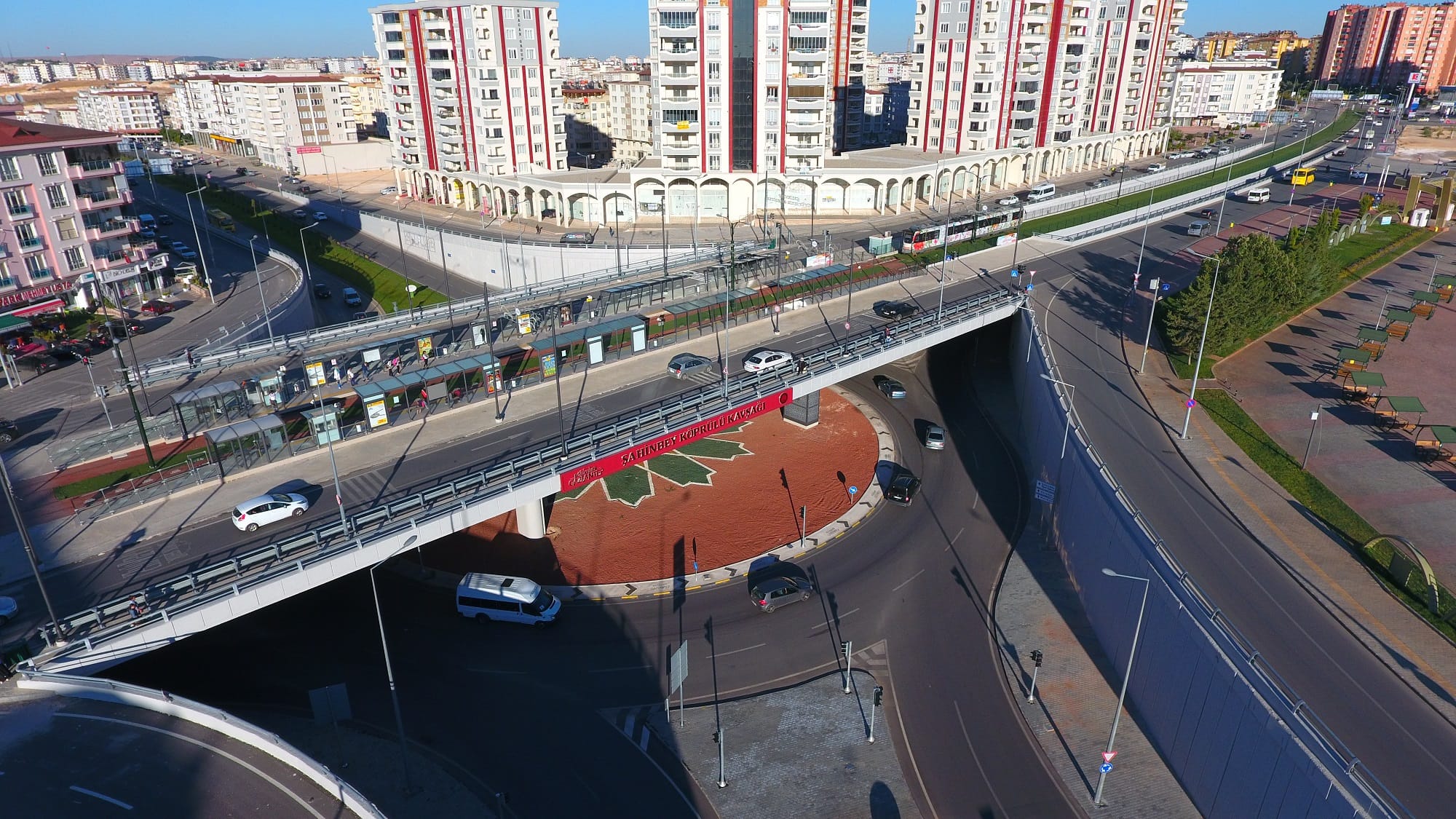 GAZİANTEP BÜYÜKŞEHİR KÖPRÜLÜ KAVŞAK YATIRIMLARINI KENT GENELİNDE SÜRDÜRÜYOR 