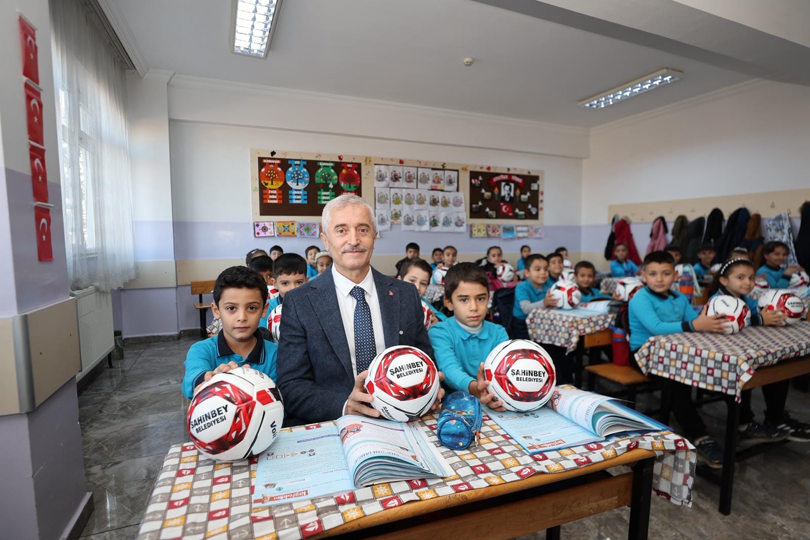 BAŞKAN TAHMAZOĞLU OKULUNU TEMİZ TUTAN İLKOKUL ÖĞRENCİLERİNE TOP HEDİYE EDİYOR