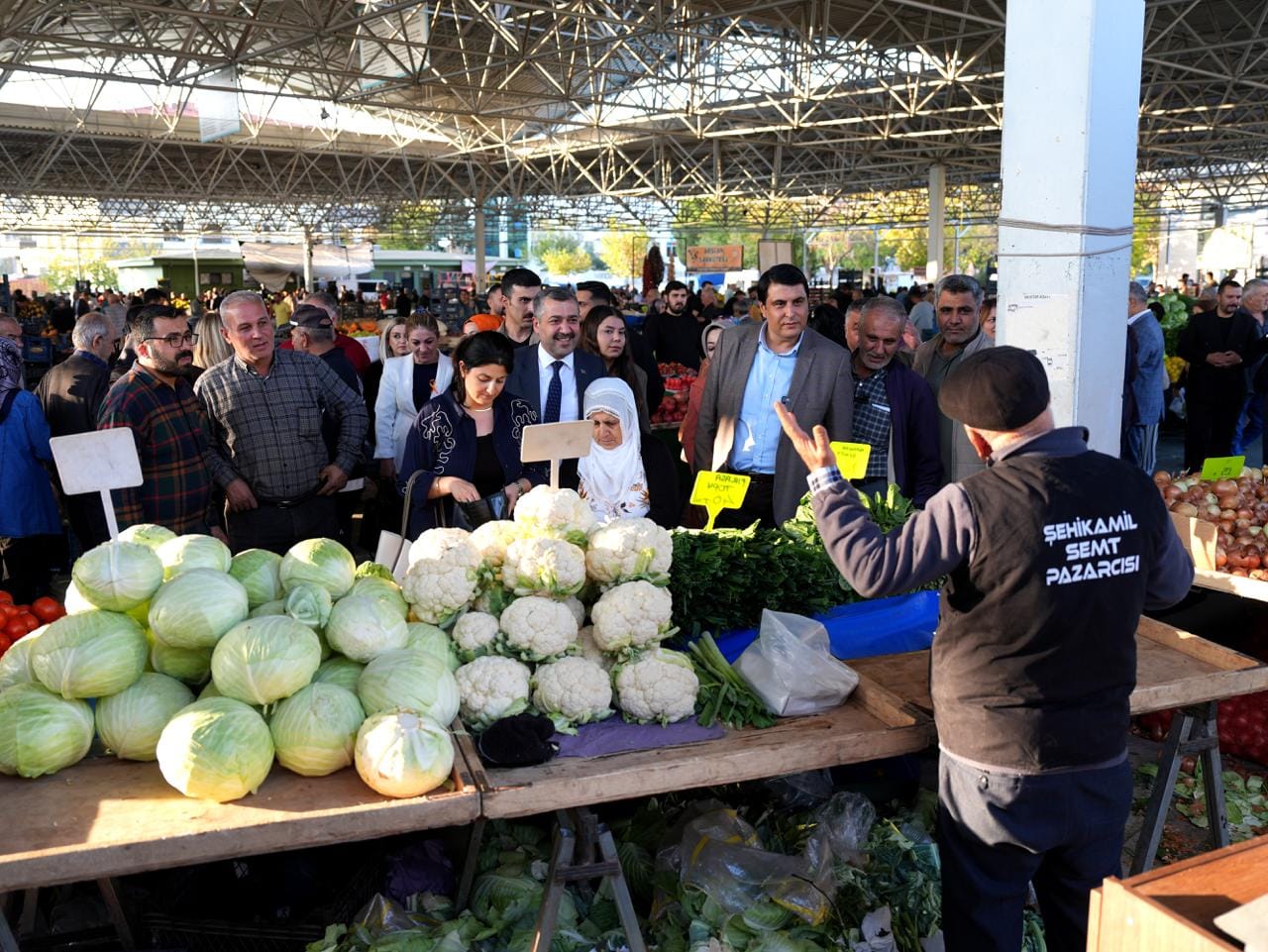 BAŞKAN YILMAZ, PAZARDA VATANDAŞ VE ESNAFLA BULUŞTU