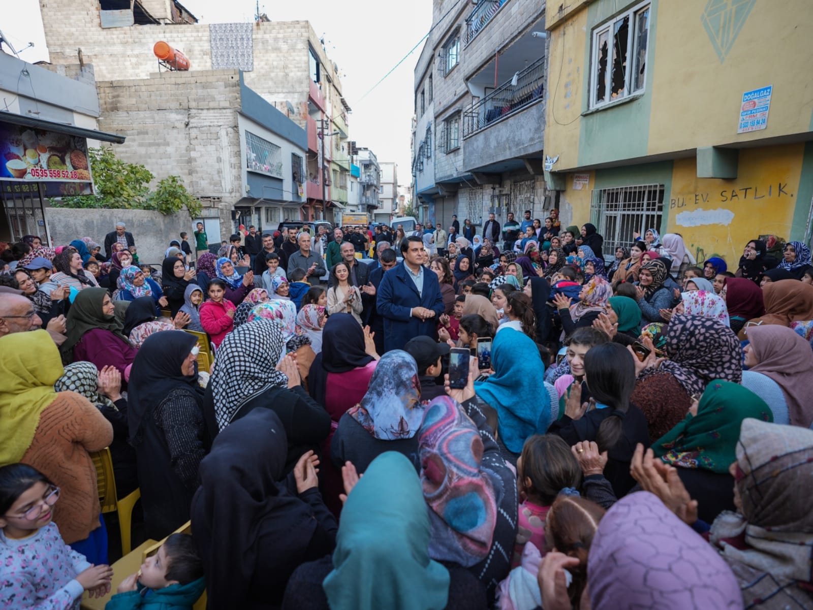 BAŞKAN YILMAZ’IN MAHALLE ZİYARETİ MİTİNGE DÖNÜŞTÜ