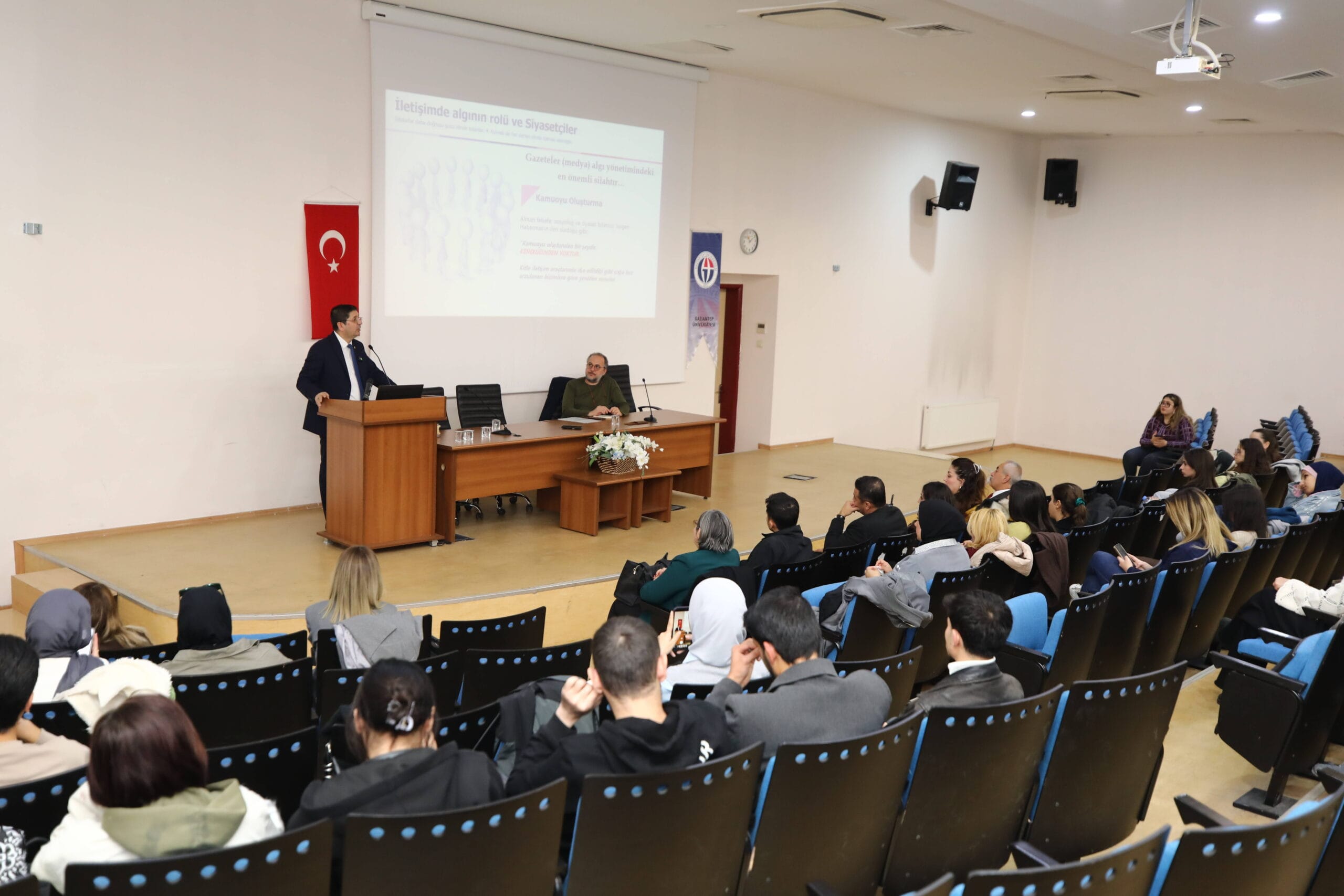  GAÜN’DE “DİJİTAL ÇAĞDA İLETİŞİM VE GAZETECİLİK” KONFERANSI