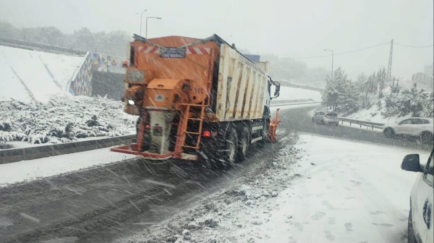 GAZİANTEP BÜYÜKŞEHİR KAR YAĞIŞINA KARŞI TAM KADRO SAHADA