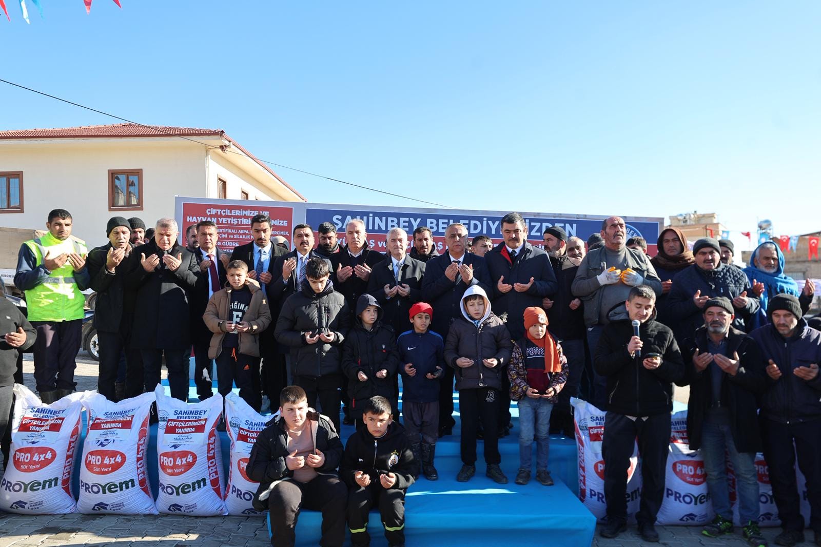 ŞAHİNBEY BELEDİYESİ’NİN YEM DESTEĞİ DEVAM EDİYOR