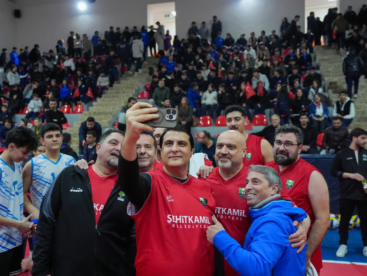 BAŞKAN YILMAZ, PARKEDE GENÇLERLE KOZLARINI PAYLAŞTI 