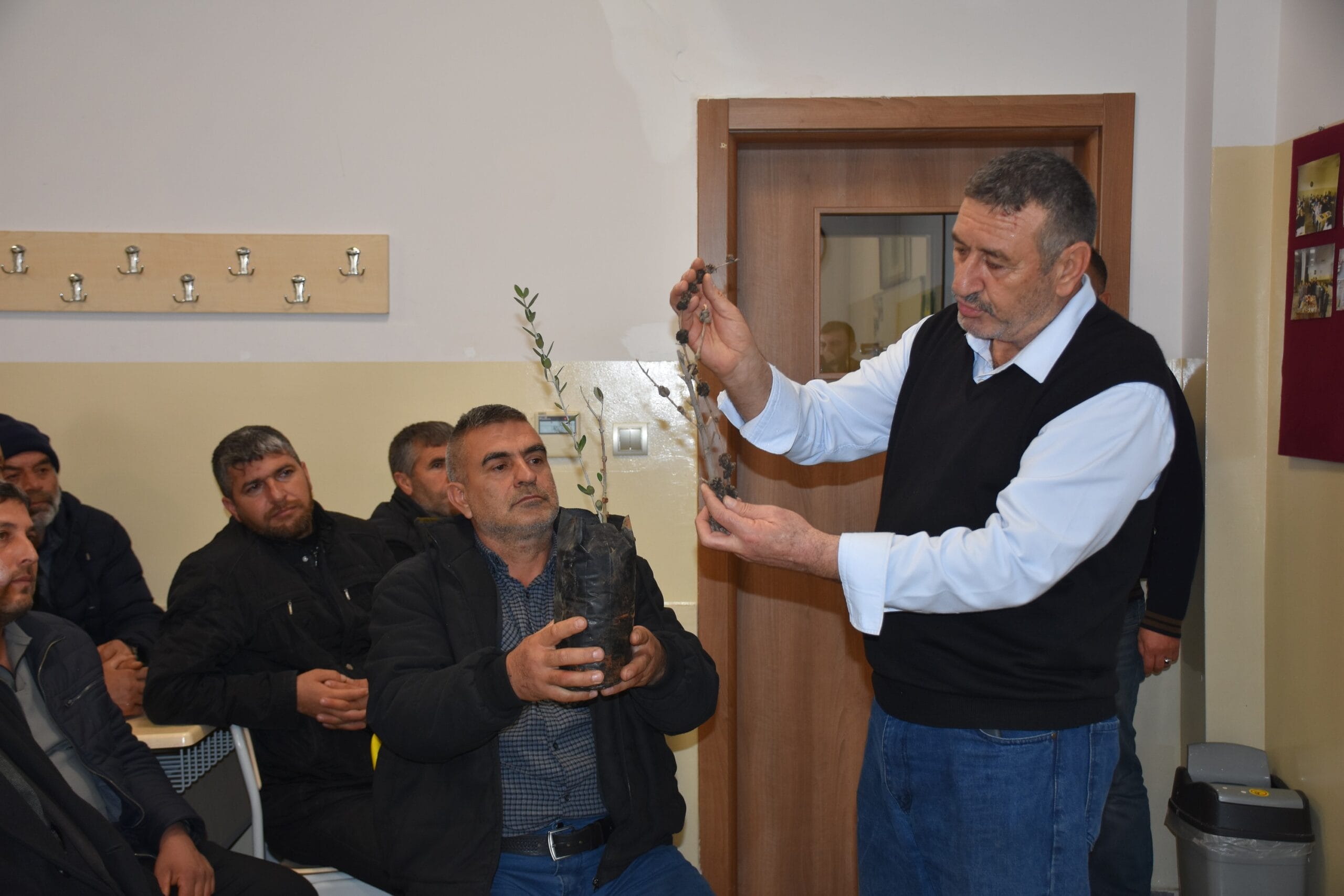 ŞAHİNBEY BELEDİYESİ’NDEN ÇİFTÇİLERE BUDAMA EĞİTİMİ