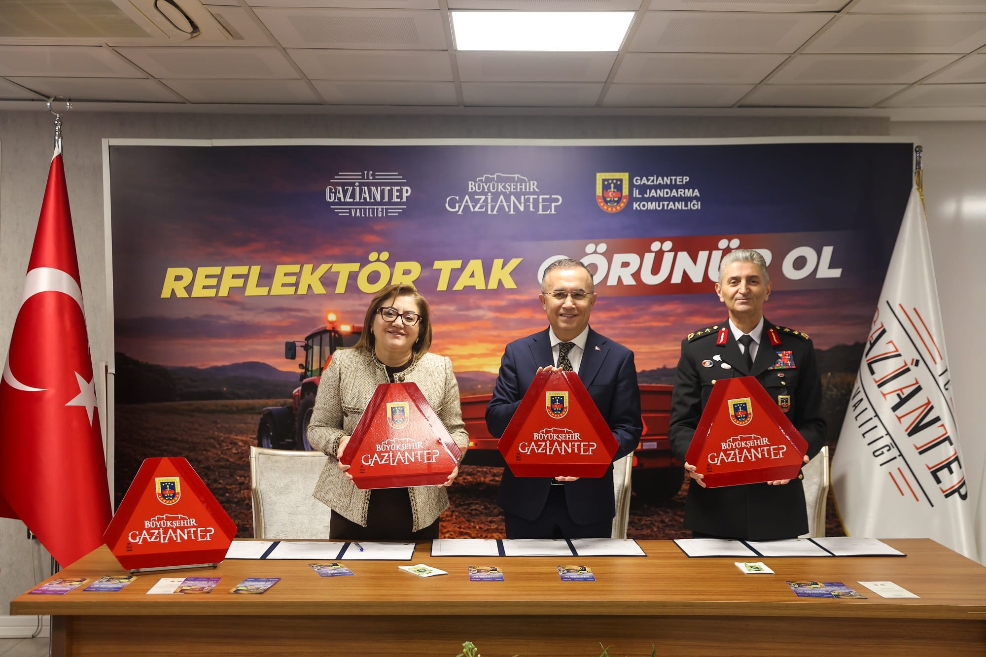 BÜYÜKŞEHİR İŞ BİRLİĞİNDE, ÇİFTÇİLERE REFLEKTÖR DAĞITIMI İÇİN PROTOKOL İMZA TÖRENİ DÜZENLENDİ