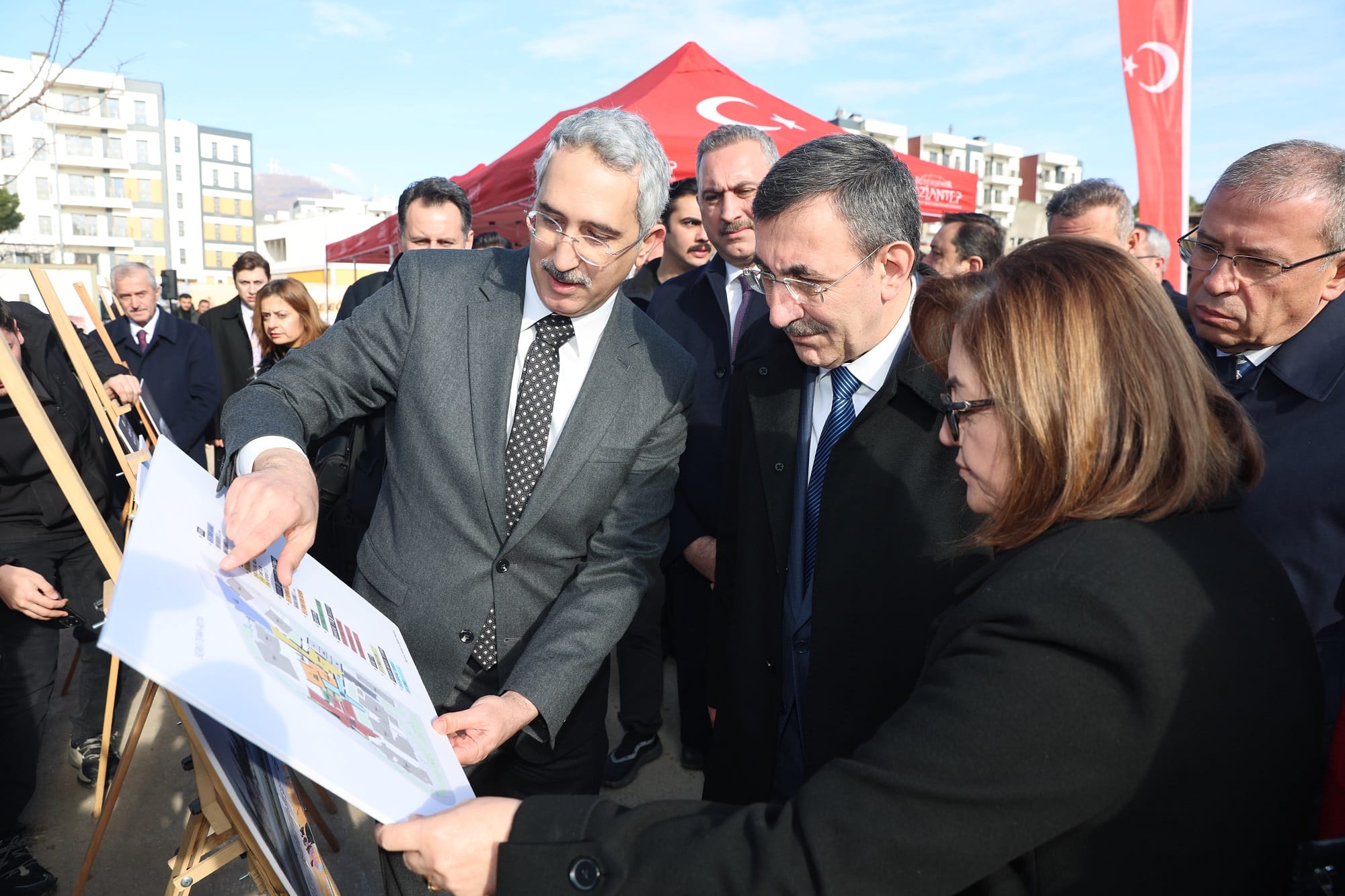 CUMHURBAŞKANI YARDIMCISI CEVDET YILMAZ, DEPREM ANMA MÜZESİ PROJE ALANINI ZİYARET ETTİ