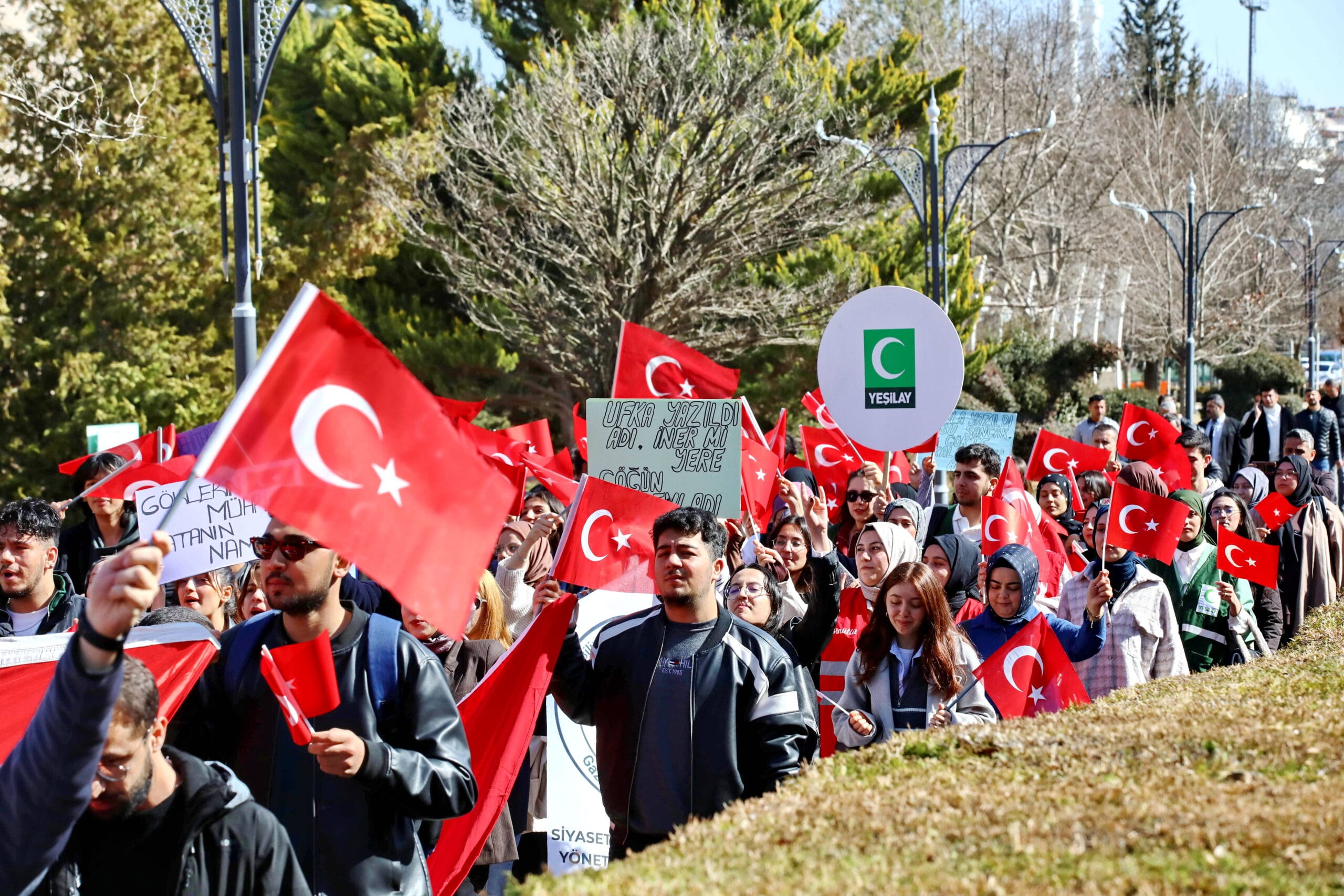 GAÜN ÖĞRENCİLERİNDEN BİRLİK YÜRÜYÜŞÜ