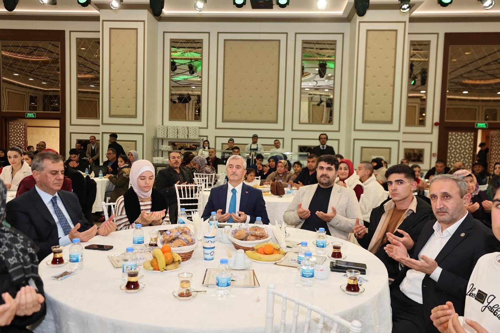 BAŞKAN TAHMAZOĞLU KÂBE KOKULU GENÇLERLE BULUŞTU