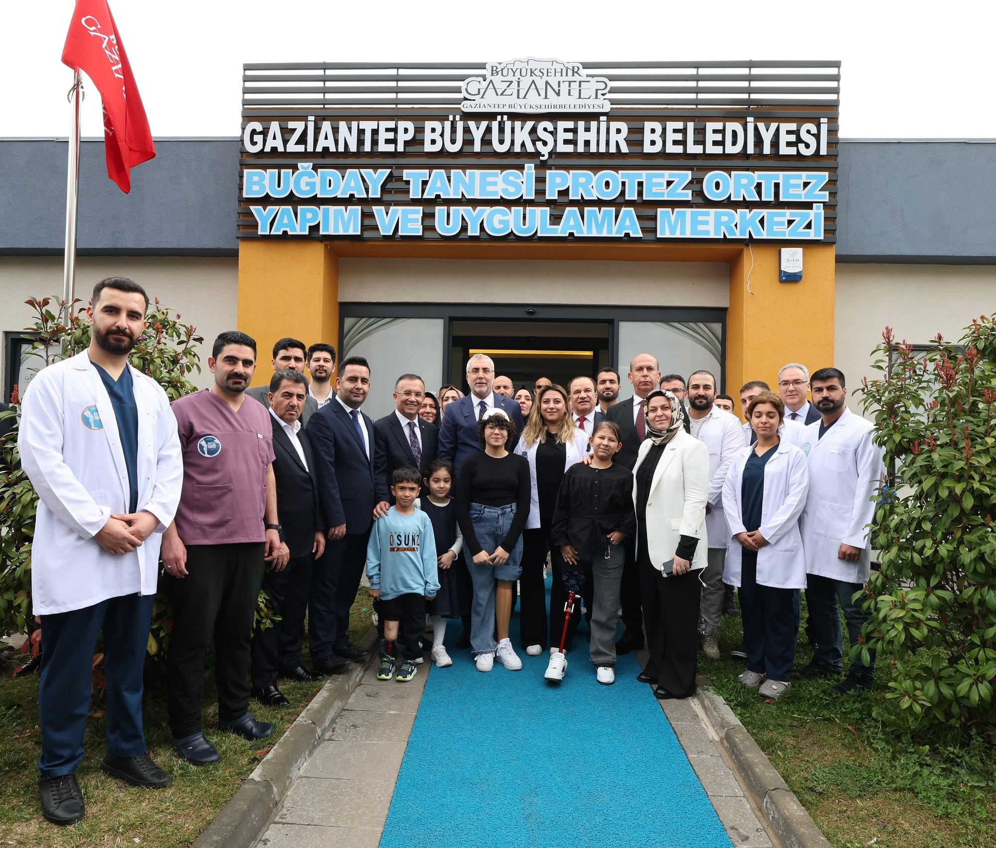 BAKAN IŞIKHAN, BUĞDAY TANESİ PROTEZ ORTEZ YAPIM VE UYGULAMA MERKEZİ’Nİ ZİYARETTE BULUNDU