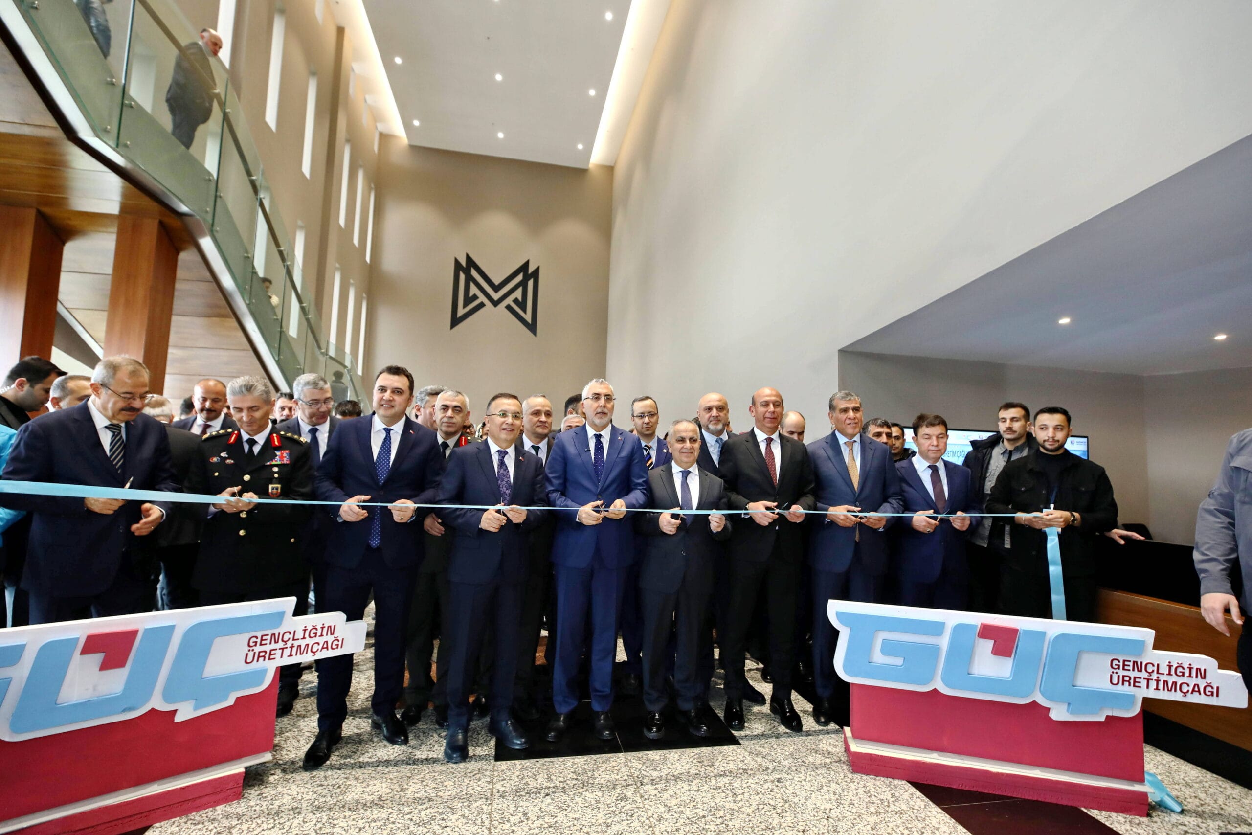 BAKAN IŞIKHAN’IN KATILIMIYLA GAÜN’DE İPEK YOLU KARİYER FUARI AÇILDI