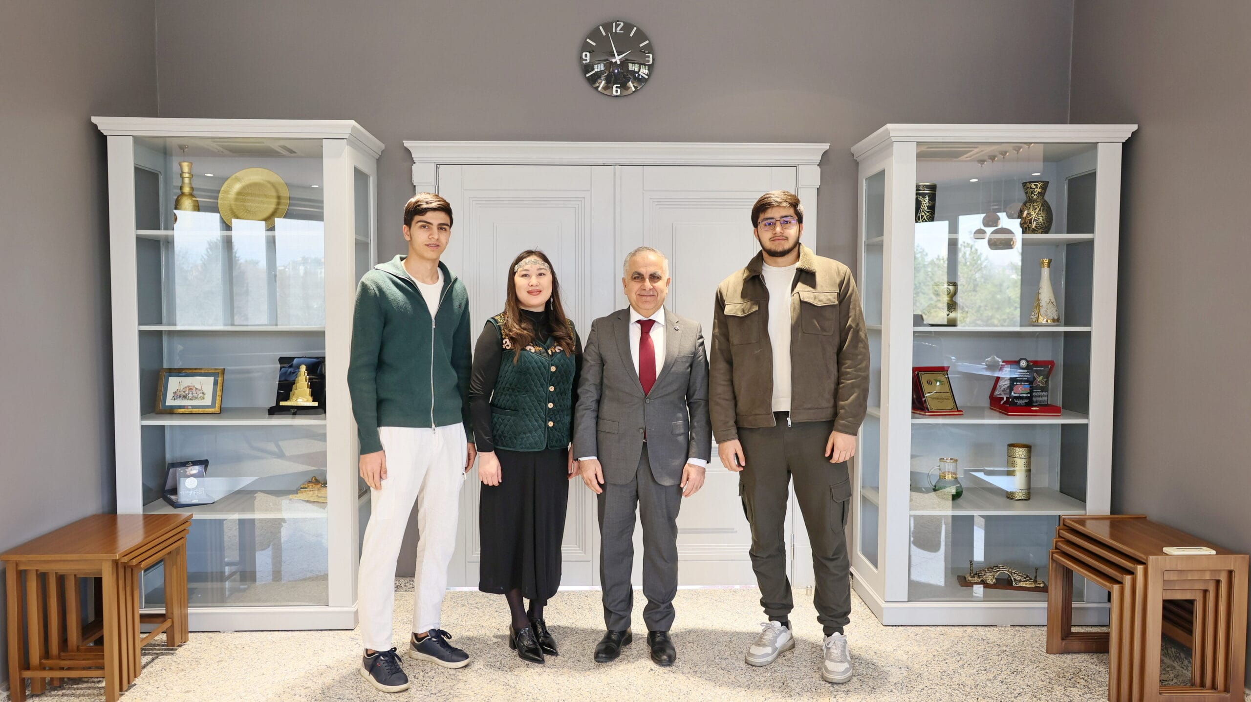 GAÜN REKTÖRÜ DOĞAN KAZAKİSTANLI ÖĞRENCİLERLE BİR ARAYA GELDİ