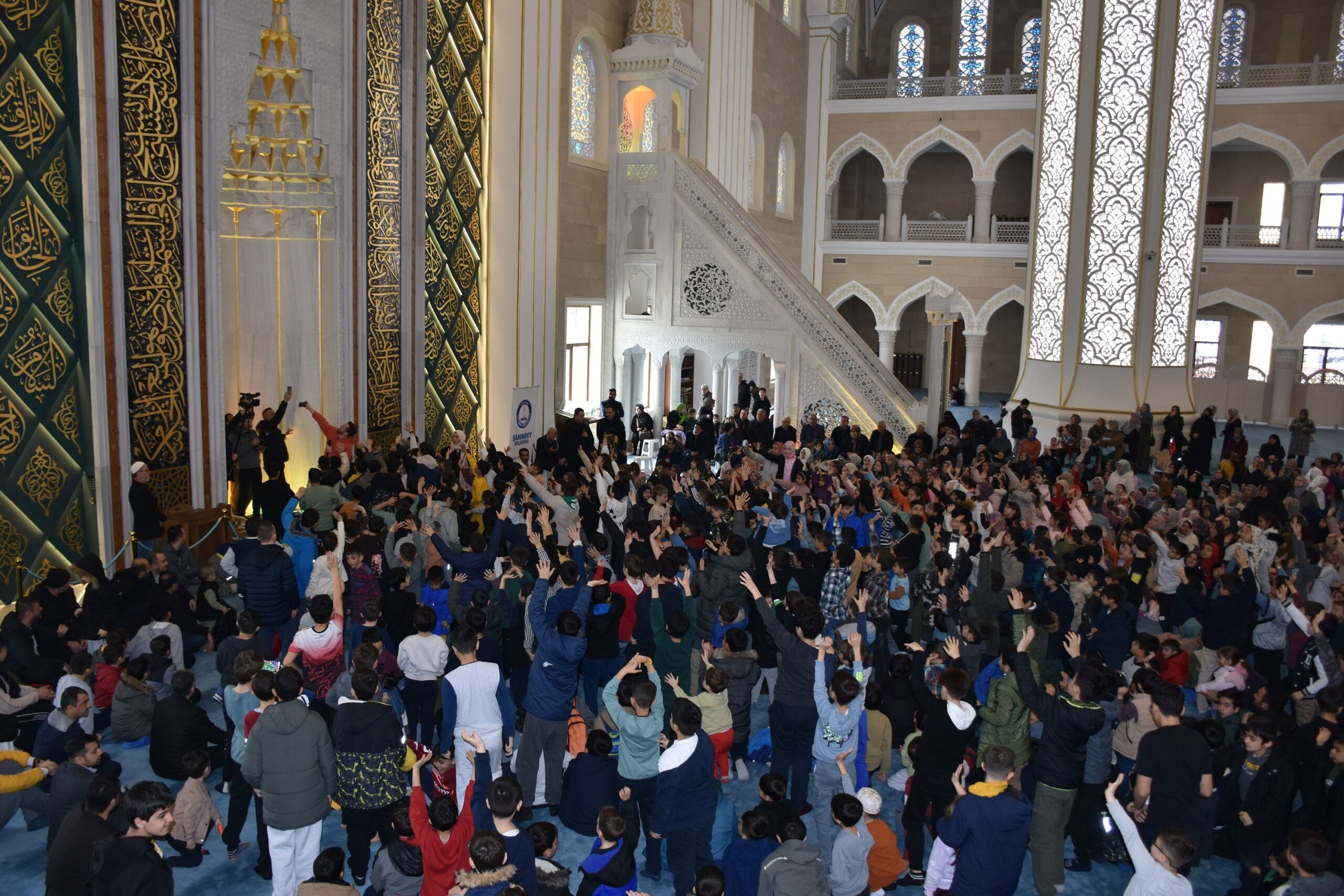 ÇOCUKLAR ŞAHİNBEY MİLLET CAMİ’NDE SERTAÇ ABİ İLE BULUŞTU