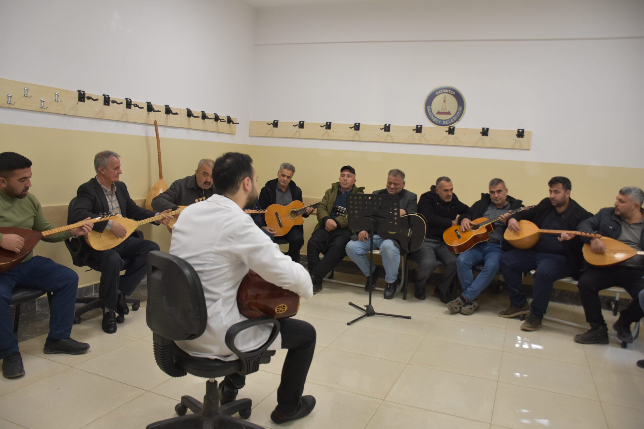ŞAHİNBEYLİ ÇİFTÇİLER MÜZİK KURSUNDA GİTAR VE BAĞLAMA ÖĞRENİYOR