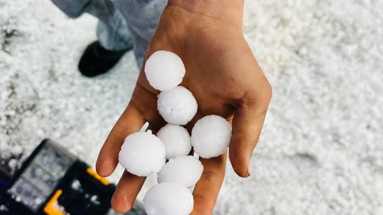 GAZİANTEP’E CEVİZ BÜYÜKLÜĞÜNDE DOLU YAĞDI