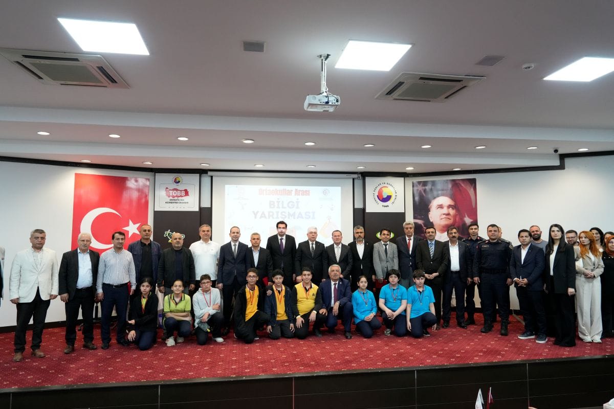 NİZİP’TE BİLGİNİN ŞAMPİYONLARI TAÇLANDI: NTO 19. BİLGİ YARIŞMASI’NDA DEV FİNAL