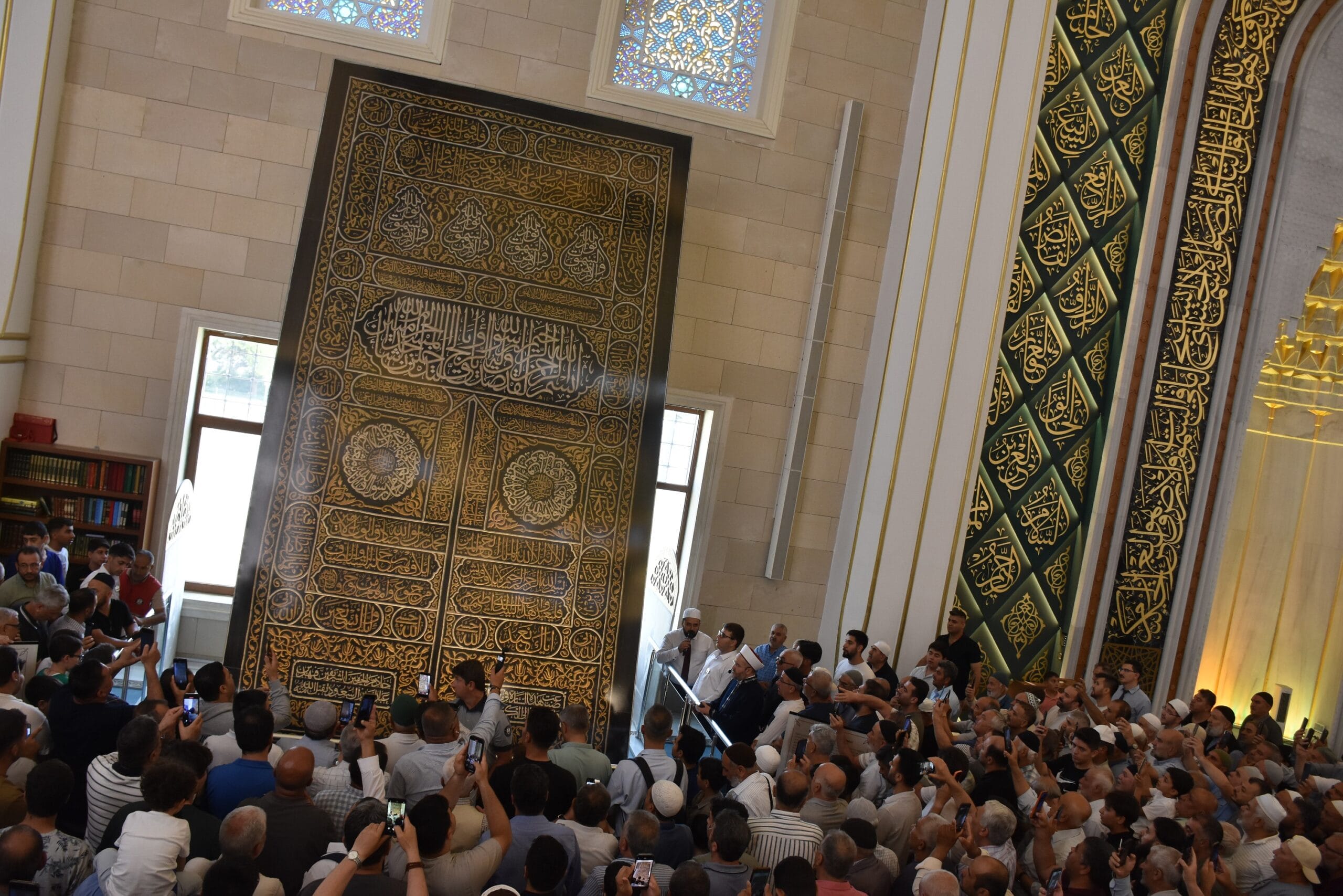 KABE’NİN KAPI ÖRTÜSÜ MİLLET CAMİ VE KÜLLİYESİ’NDE SERGİLENİYOR