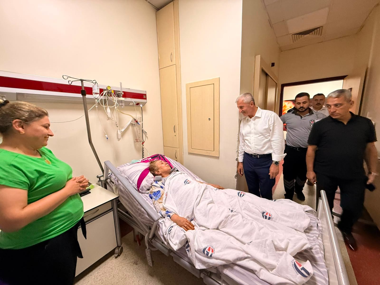 BAŞKAN TAHMAZOĞLU’NDAN HASTALARA MORAL, SAĞLIK ÇALIŞANLARINA DESTEK ZİYARETİ