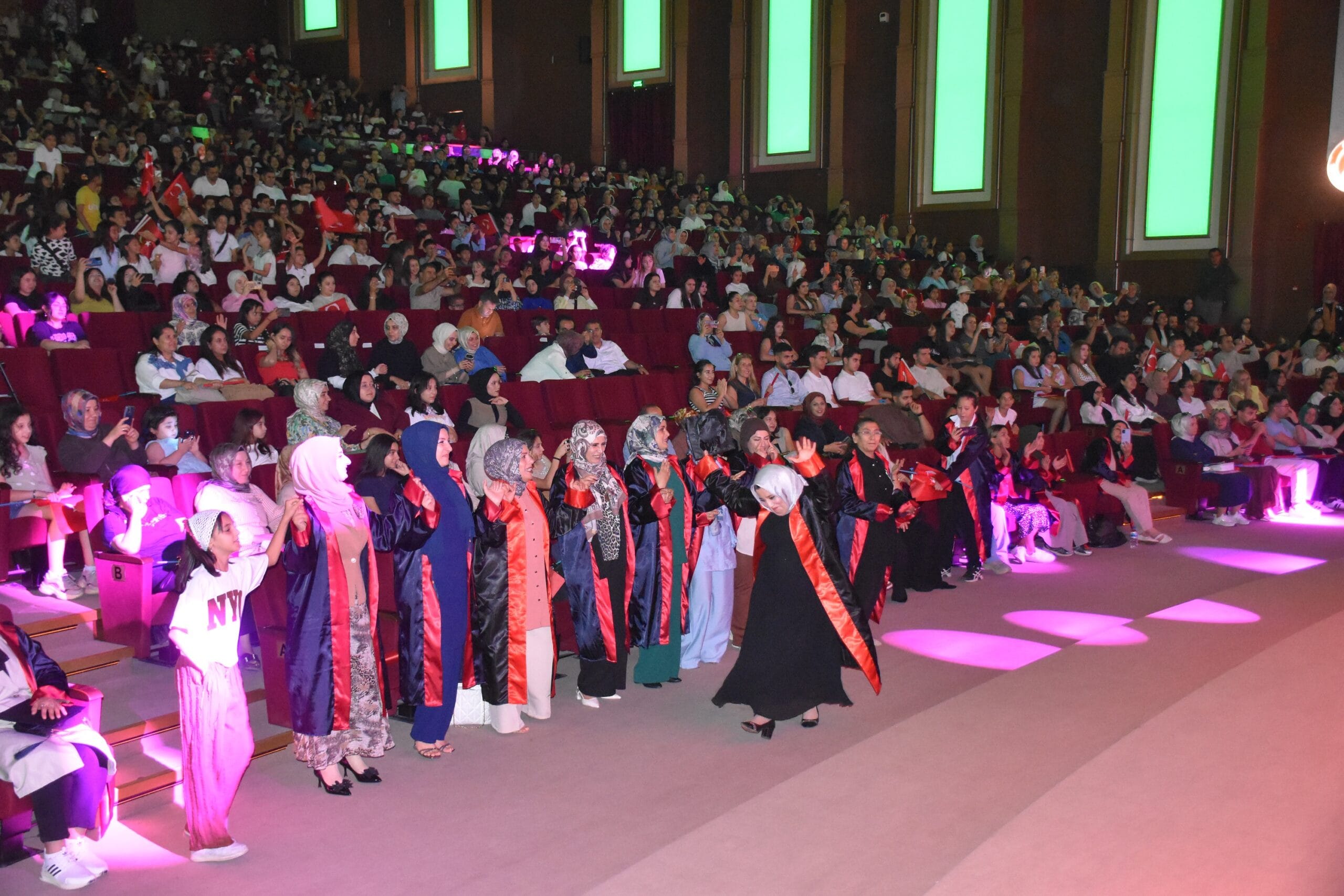 ŞAHİNBEY’DE MEZUNİYET COŞKUSU 